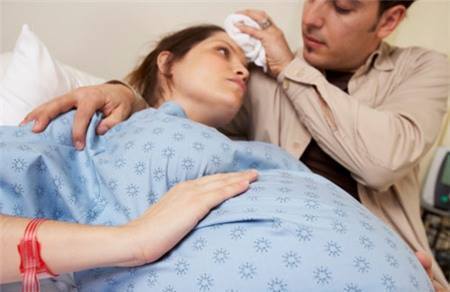 Bên canh bà bầu lúc chuyển dạ