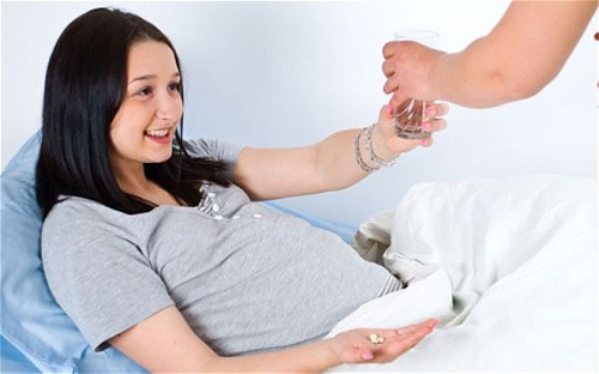 Bà bầu nên uống canxi nước hay viên hiệu quả hơn?