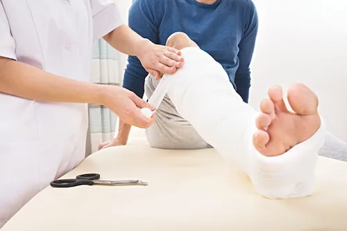 gãy xương nên đi tắm không