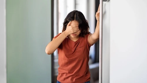 có thể đi bộ ngoài trời khi gãy xương hay không
