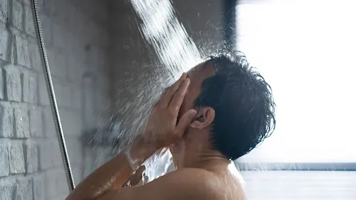 bị gãy xương có nên tắm hay không