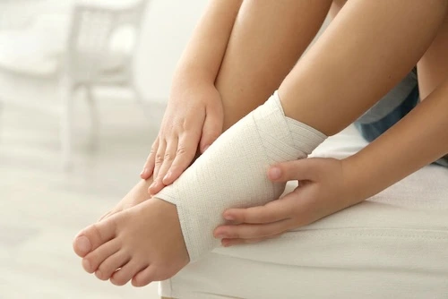 bị gãy xương có đi ngoài trời được không