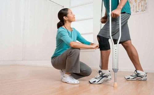 gãy xương nên đi bộ ngoài trời không