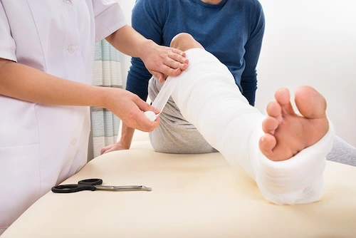 bó bột hay mổ sẽ tốt cho gãy xương