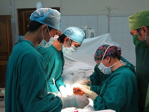 bó bột hay mổ tốt cho gãy xương