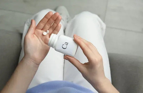 Nên uống canxi vào trước hay sau khi ăn