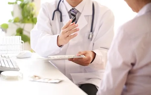 móng giòn dễ gãy