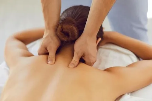 đau cổ sau khi ngủ dậy